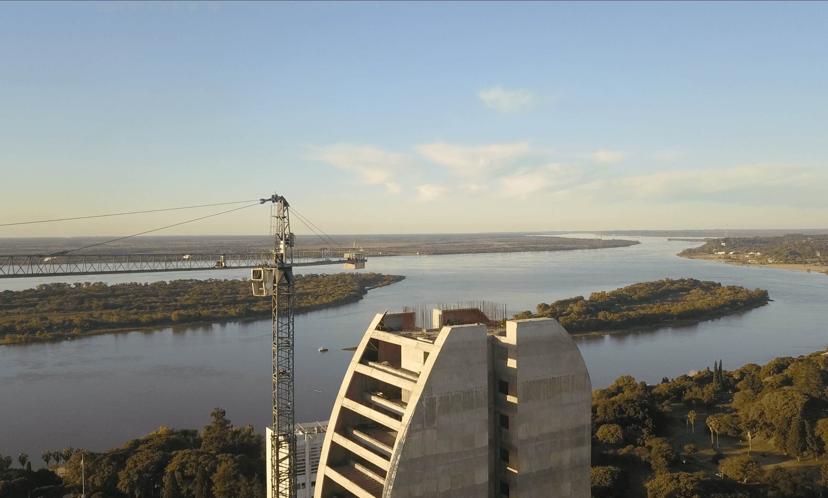 Torre Faro llega al último piso, un proyecto que redefine el horizonte de la ciudad.