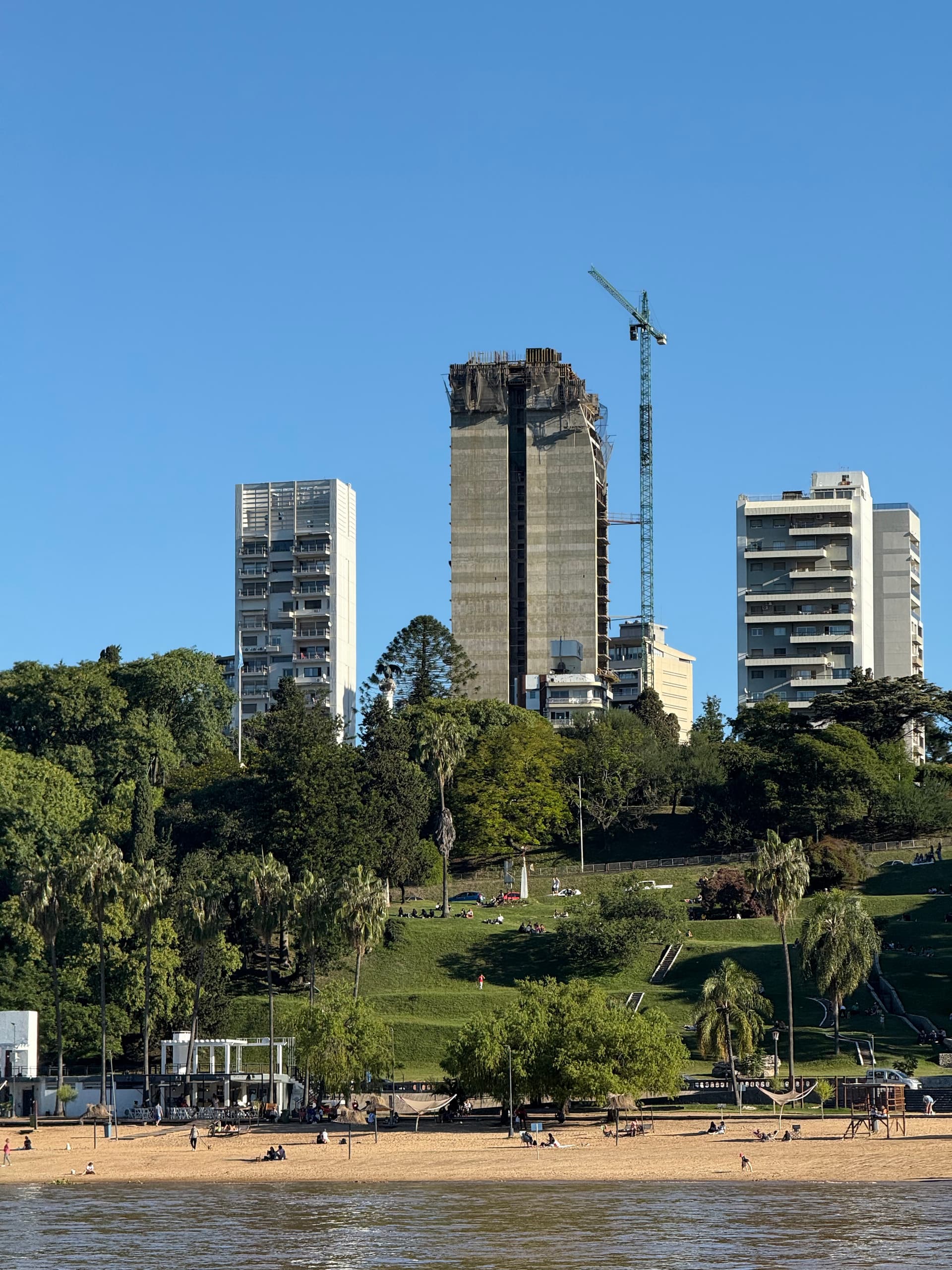 Torre Faro desde el Río Paraná